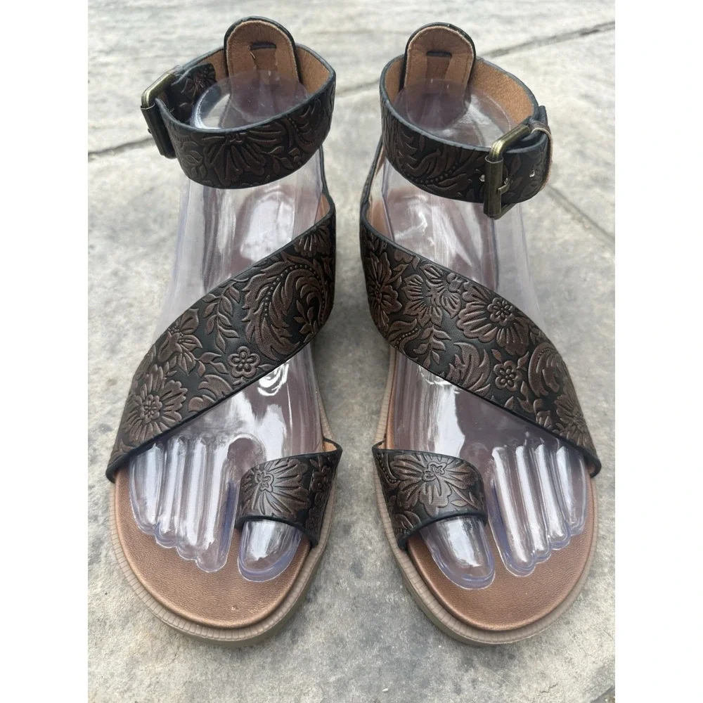 Very G Steffy Tooled Strappy Sandals Women Sz 6 Brown Gladiator Boho Flats